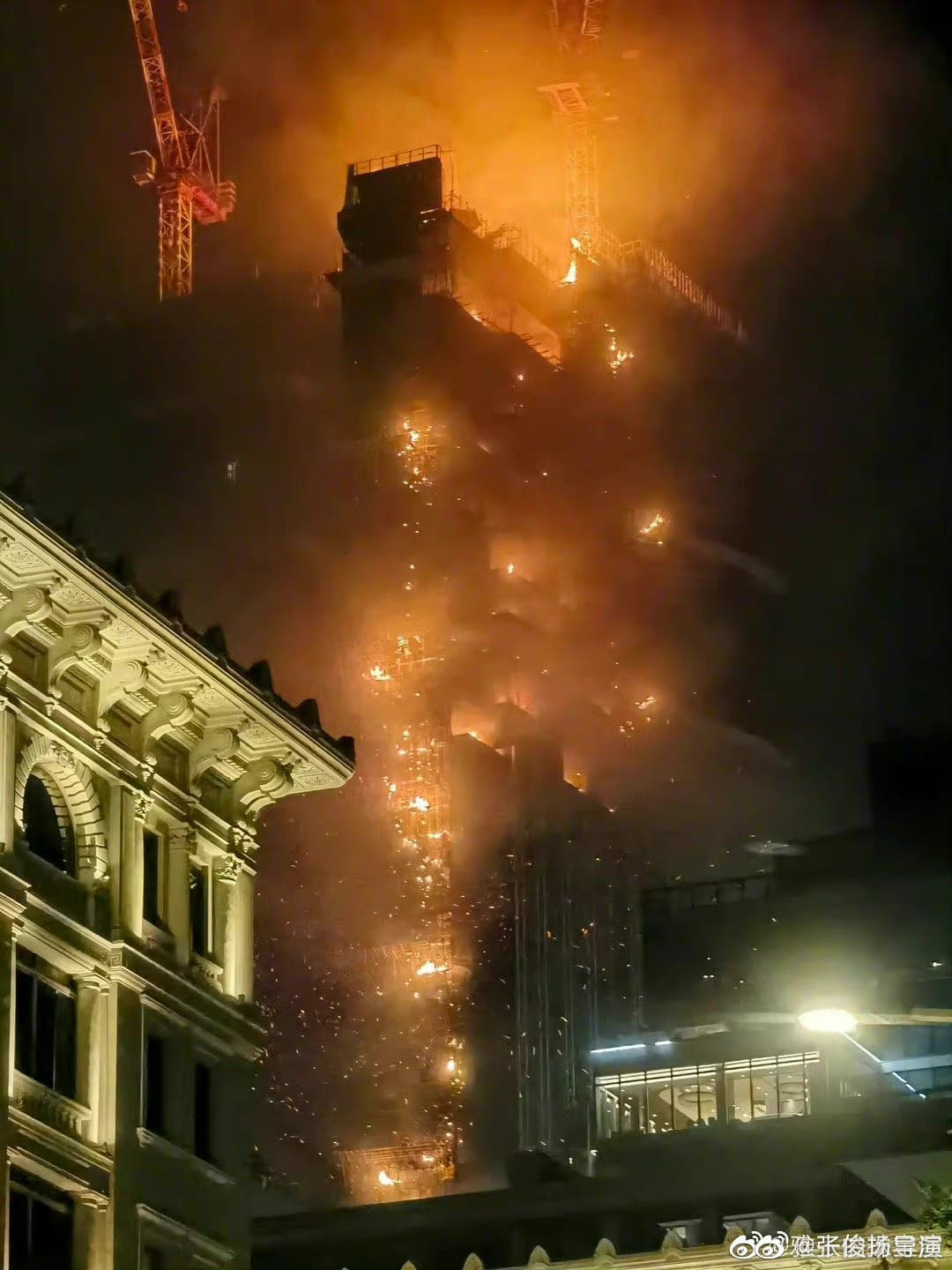 香港尖沙咀大樓火勢自高樓層起火後，迅速蔓延至中低樓層，導致整棟建築陷火海如巨型火柱。 圖:翻攝自微博
