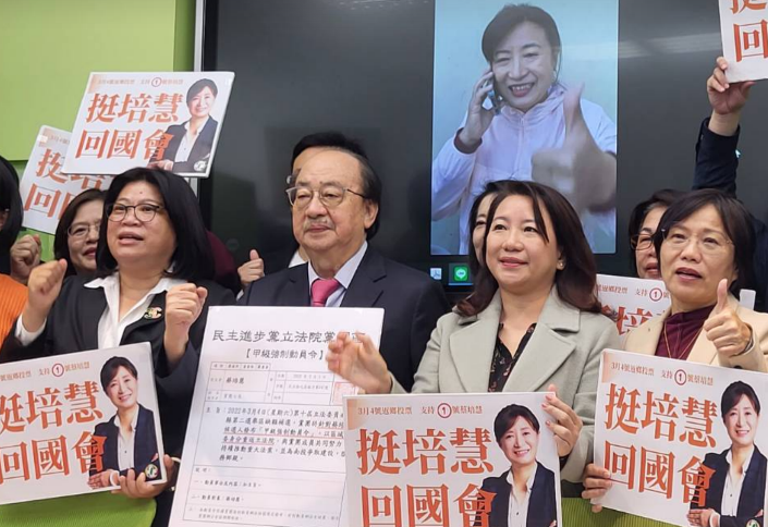 民進黨團總召柯建銘(左二)。 圖：陳佩君／攝