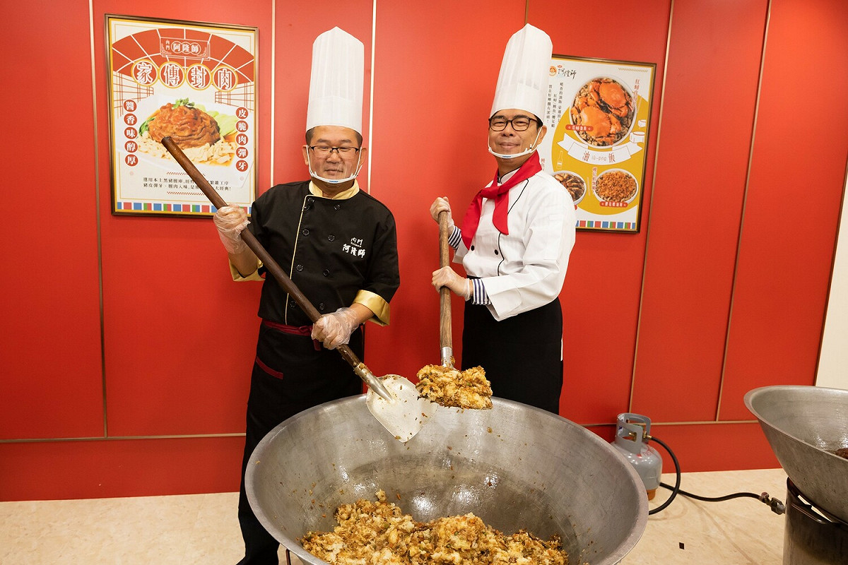 陳其邁(右)向阿隆師討教料理秘訣。 圖：高雄市觀光局/提供