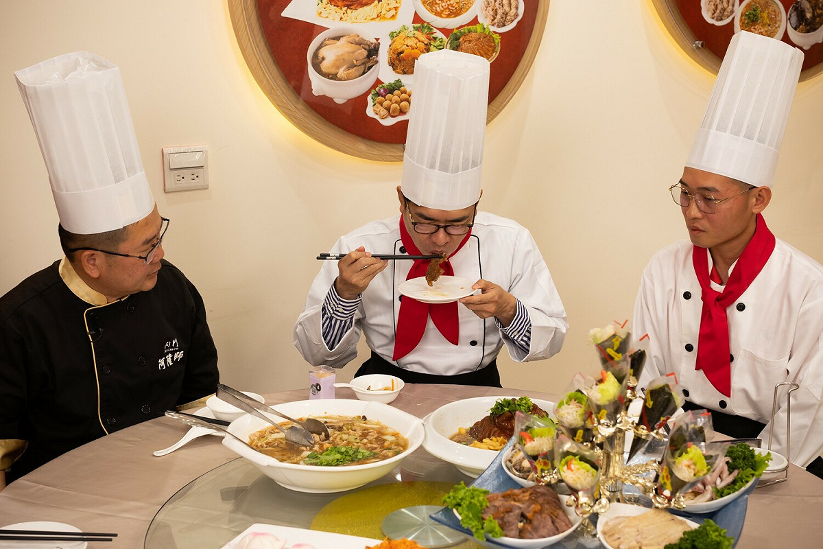 陳其邁(中)搶先品嚐美味手路菜。 圖：高雄市觀光局/提供