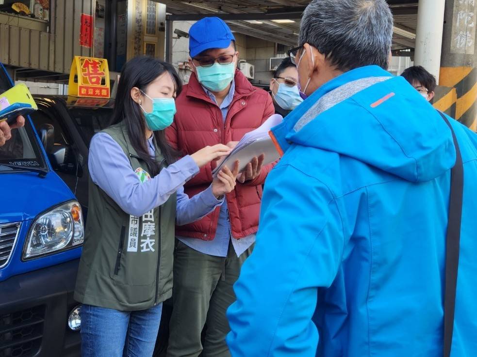 民進黨新北市議員山田摩衣批評板橋接雲寺及湳雅夜市周邊道路設計不良，行人道上直接矗立了兩支大電線桿，今與當地里長和相關單位人員前往會勘。 圖：新北市議員山田摩衣辦公室提供