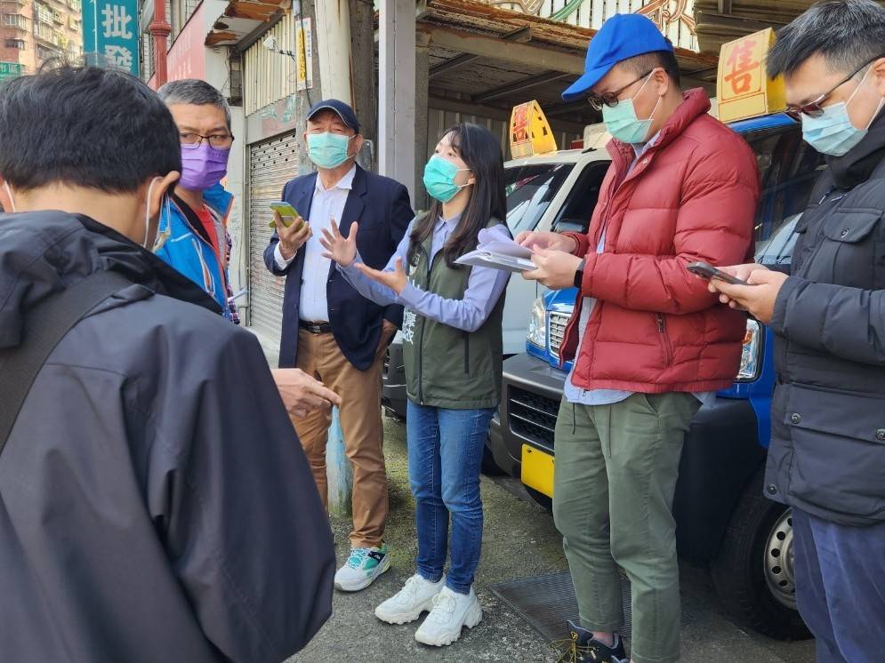 民進黨新北市議員山田摩衣批評板橋接雲寺及湳雅夜市周邊道路設計不良，行人道上直接矗立了兩支大電線桿，今與當地里長和相關單位人員前往會勘。 圖：新北市議員山田摩衣辦公室提供