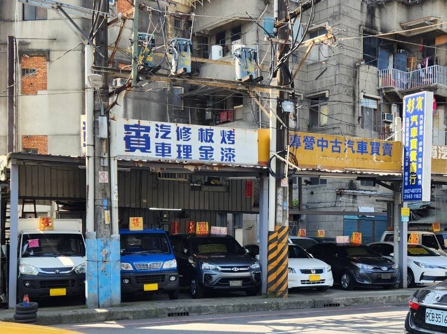 板橋接雲寺及湳雅夜市周邊道路設計不良，行人道上直接矗立了兩支大電線桿。 圖：新北市議員山田摩衣辦公室提供