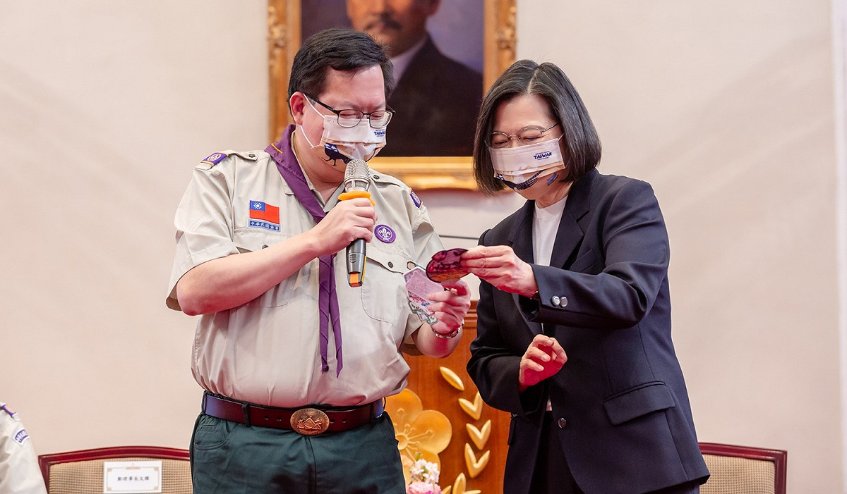 總統蔡英文與中華民國童軍總會理事長鄭文燦 圖：總統府提供