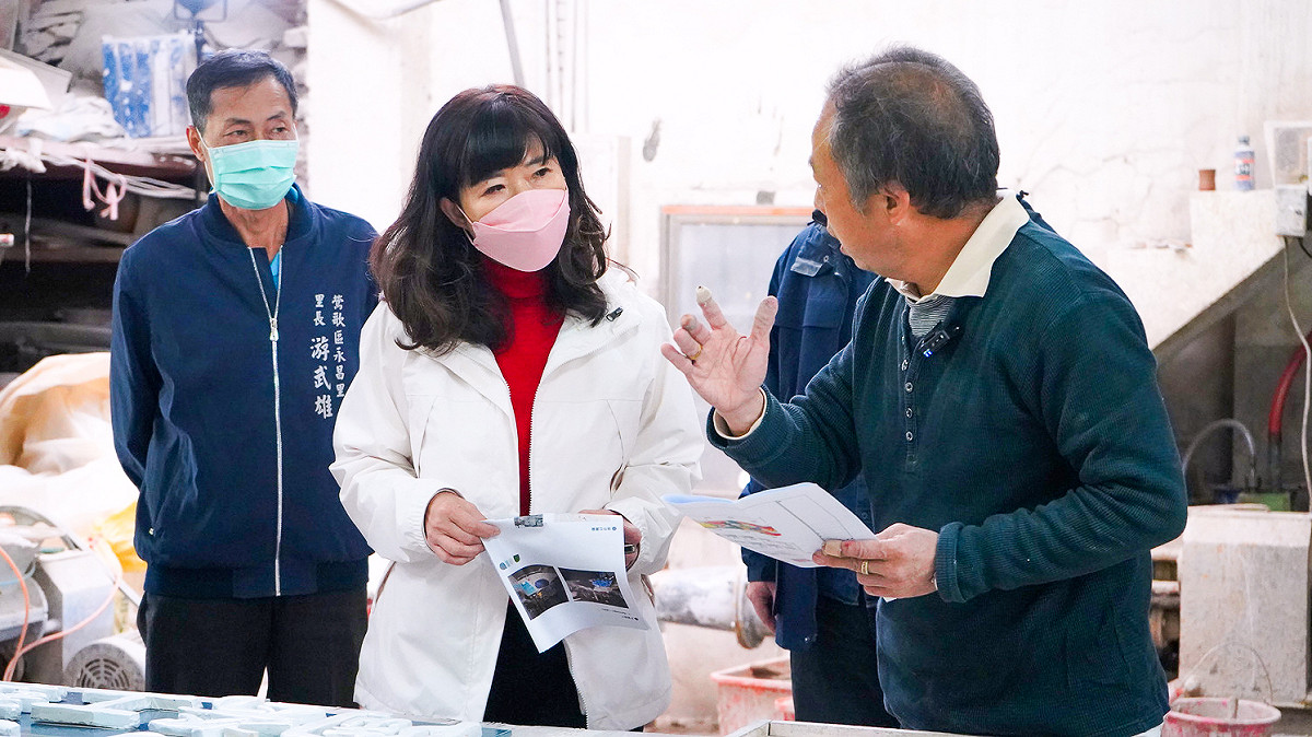 經發局副局長盛筱蓉偕同鶯歌區長鍾耀磊視察工程進度，盼街區改造可如期如質完成，同時感謝廠商施工的辛苦。 圖：新北市經發局提供