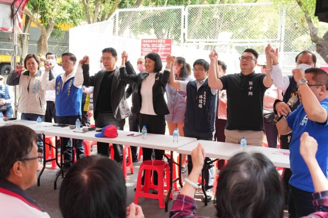 民眾黨南投縣黨部主委、議員簡千翔（圖右二）屢屢公開表態支持林明溱。 圖：許淑華臉書