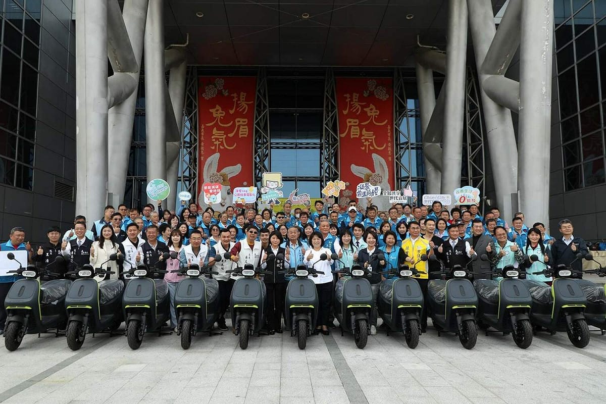 嘉義市2023年起購置智慧電動機車汰換老舊公務機車，供里長們借用，打造淨零減碳城市。 圖：嘉義市政府/提供