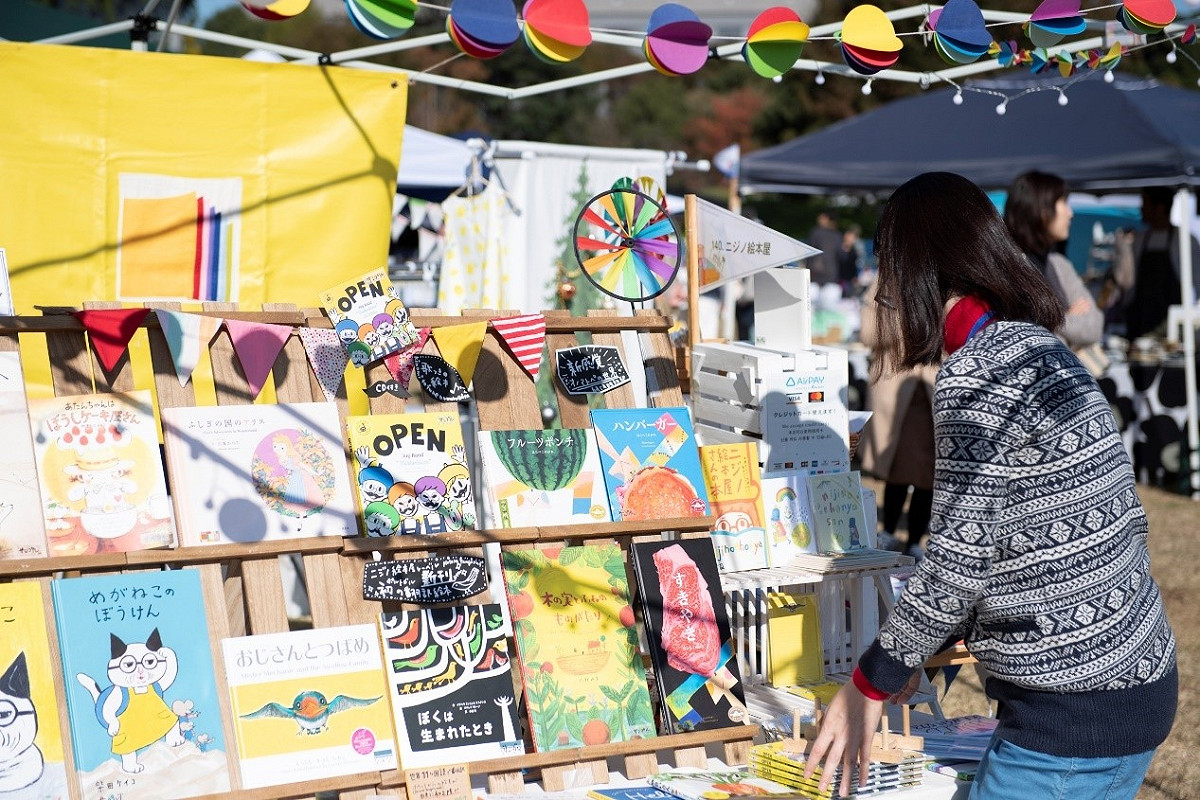 東京蚤之市的攤商涵蓋二手服飾、古書、布料製品等種類，主辦單位還會規劃北歐市集、花卉市集、幼童市集等主題式市集。 圖：Ⓒ手紙社／提供