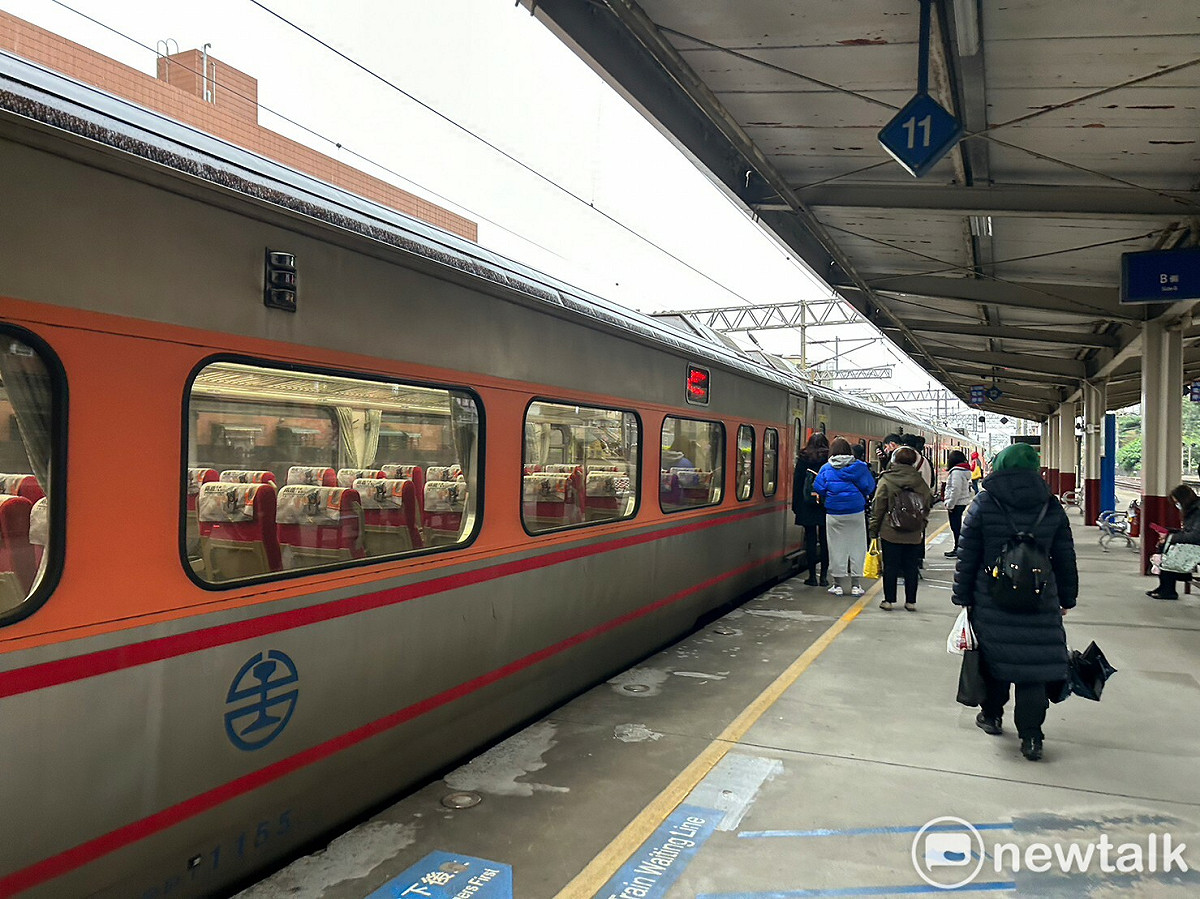 受到颱風影響，台鐵局為維護民眾安全，部分路段將停駛，民眾搭車前須確認行車資訊。 圖：林岑韋／攝 (資料照)