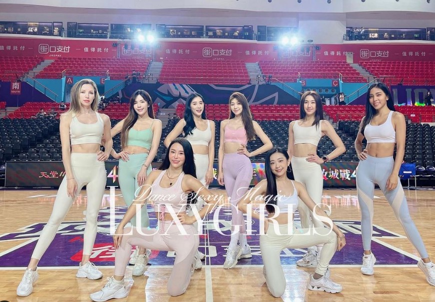 LuxyGirls啦啦隊員穿粉色丁字褲在場邊做出「一字馬」動作引起爭議。 圖：翻攝自LuxyGirls IG