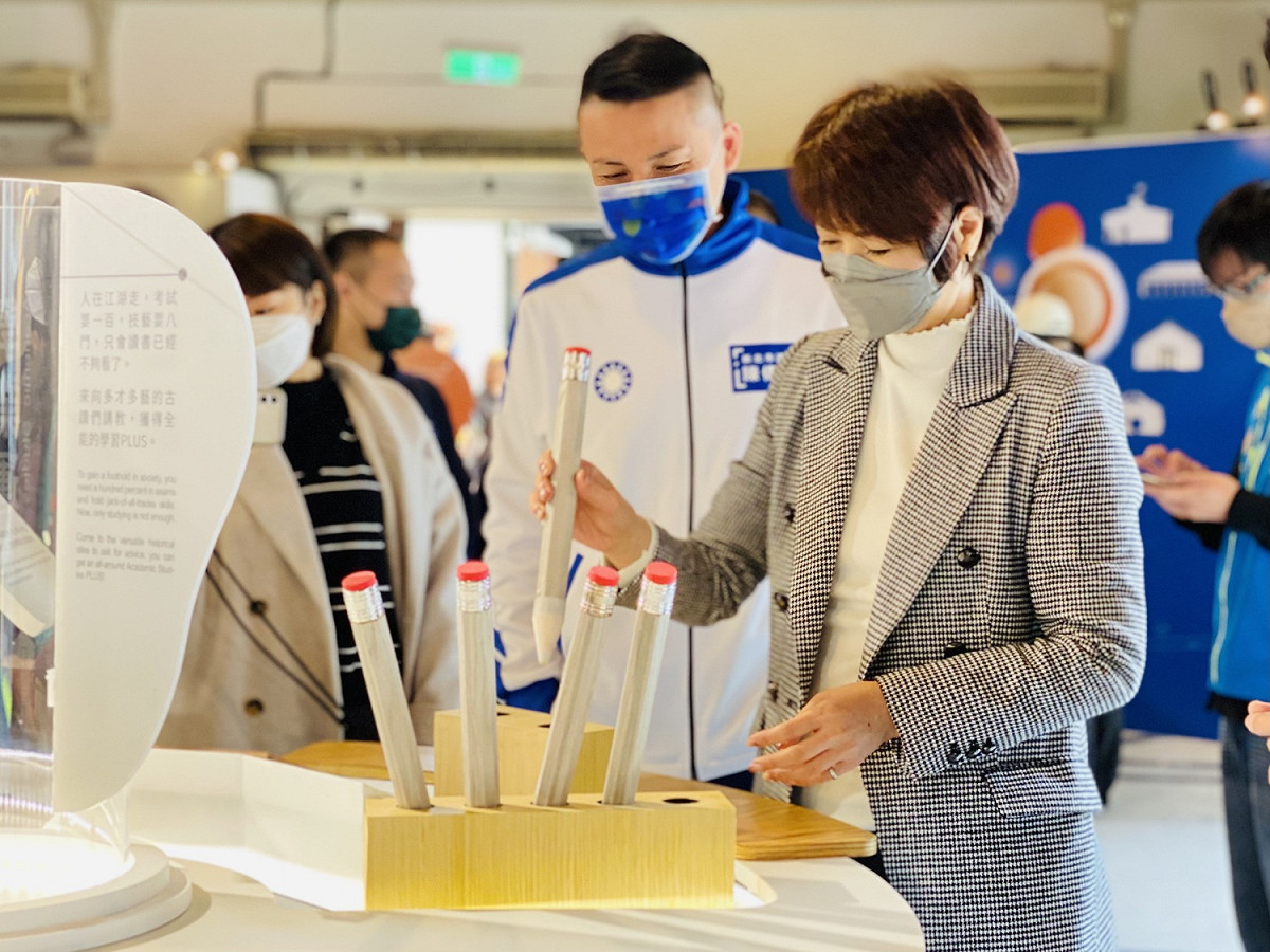 新北市文化局長龔雅雯今(3)日搶先開箱在得忌利士洋行推出的「淡水古蹟微型博物館」。 圖：淡水古蹟博物館提供