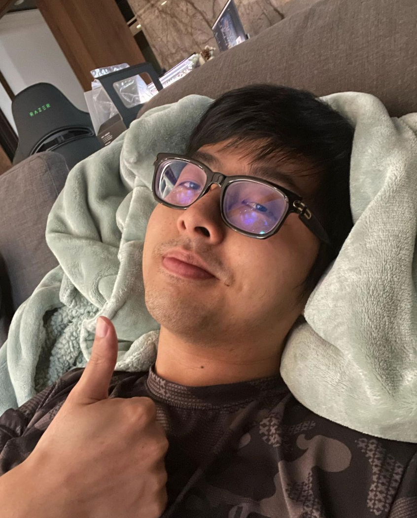 丁特在直播中試吃Joeman的聯名御飯糰。 圖：翻攝自丁特IG