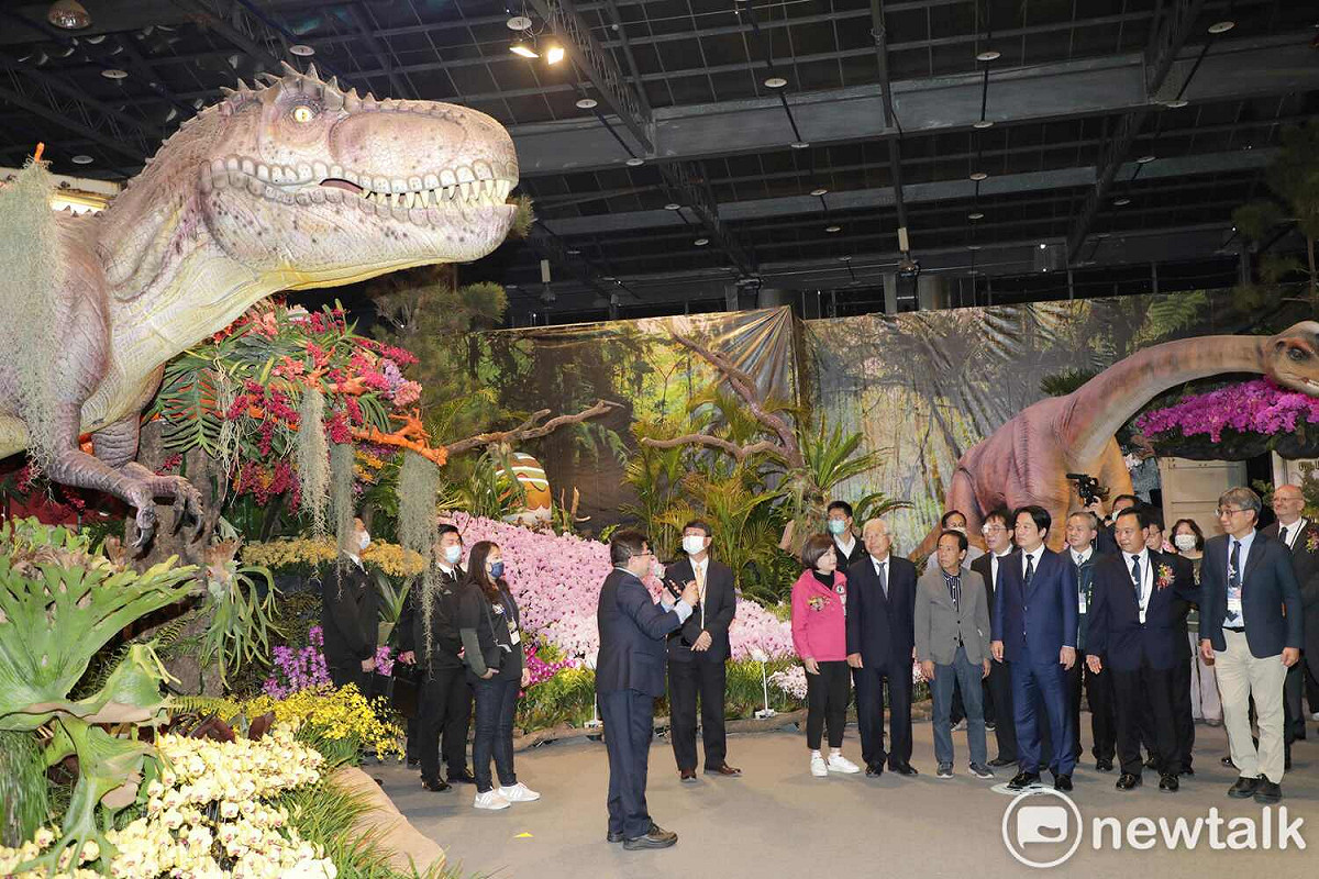 2023台灣國際蘭展以「蘭花魔鏡─看見，新起點」為主題，農委會農糧署今日舉辦蘭展開幕儀式，副總統賴清德、台南市長黃偉哲、農委會副主委陳駿季、農糧署長胡忠一等人到場共襄盛舉，熱情歡迎大小朋友一同來蘭展賞蘭兼看恐龍。 圖：黃博郎／攝