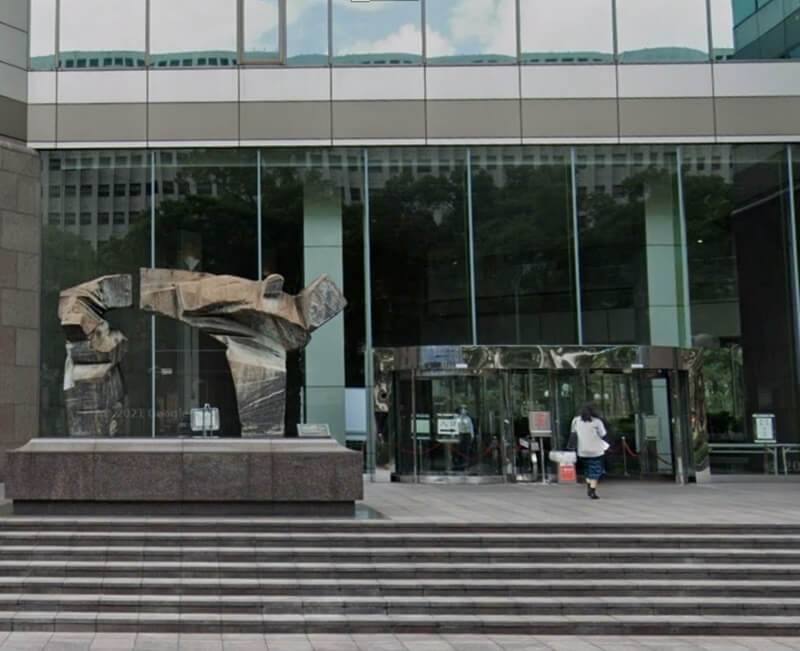 《日經》台北辦事處3日遭人潑灑穢物。圖為該報辦事處所在大樓外觀。 圖：翻攝Google Map