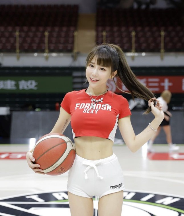 夢想家啦啦隊隊長梓梓留言力挺LuxyGirls。 圖：翻攝自梓梓IG