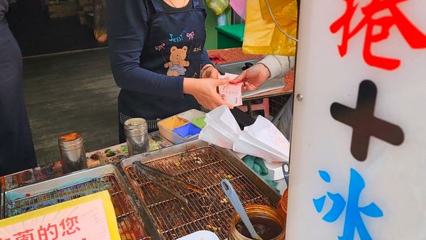 宜蘭礁溪一間蔥油餅店老闆娘疑似搓掉百元鈔票影片遭瘋傳，名醫沈政男今提2點分析打臉爆料者，並警告指控若無根據，可能觸法。 圖：翻攝於糖糕流水帳 Youtube頻道