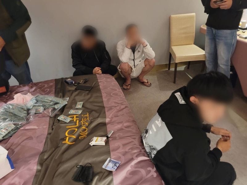 ▲徐男於網路販售「喵喵」毒品咖啡包，警方衝摩鐵逮捕4人送辦。 （圖／翻攝畫面）