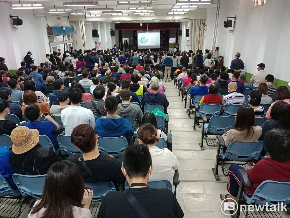 近千民眾擠進協調說明會場。 圖：孫家銘攝