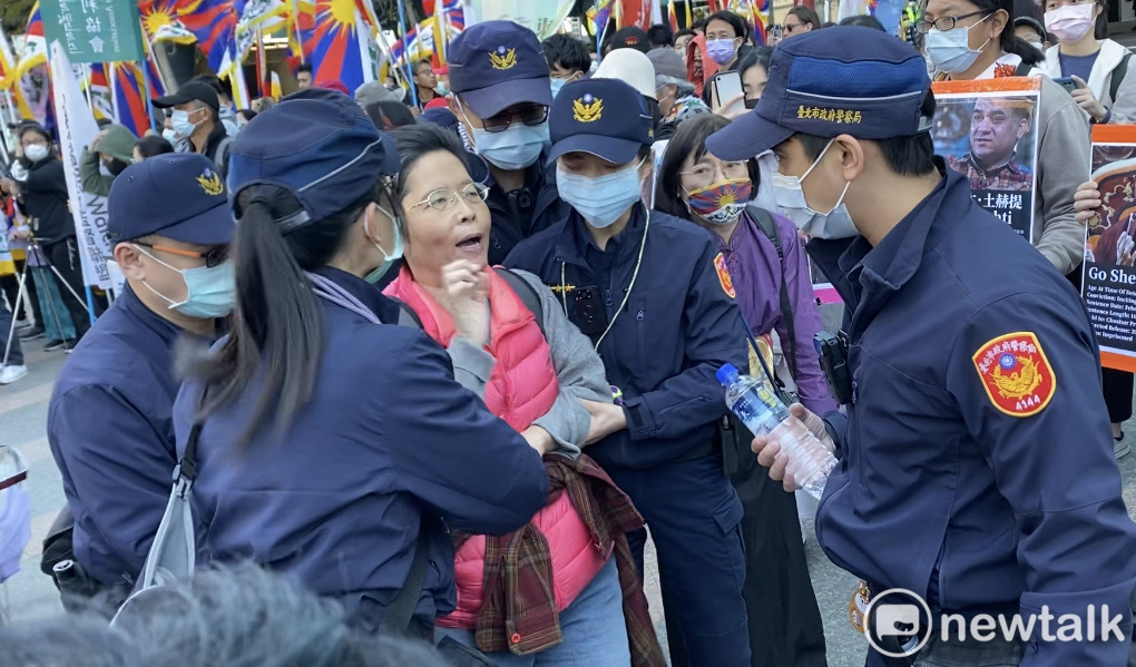 一名婦人批無黨籍立委林昶佐沒用，強調「兩岸不溝通會發生戰爭」。 圖：周煊惠 / 攝
