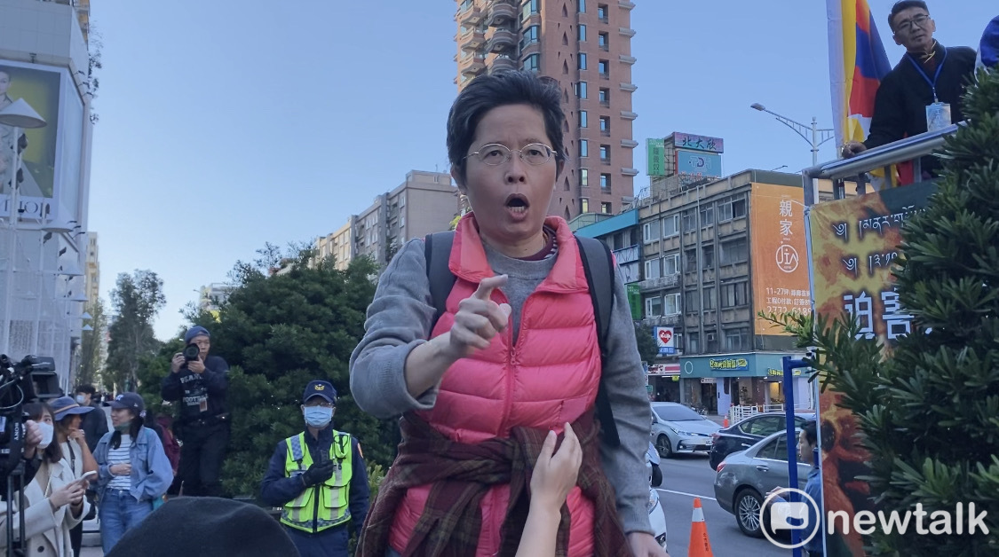 一名婦人批無黨籍立委林昶佐沒用，強調「兩岸不溝通會發生戰爭」。 圖：周煊惠 / 攝
