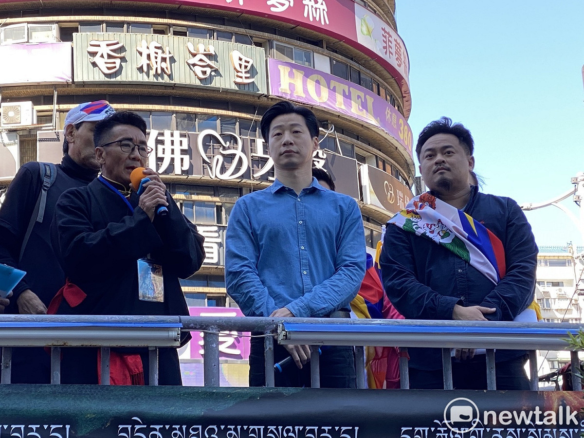 無黨籍立委林昶佐（中）、民進黨立委洪申翰（右）。 圖：周煊惠 / 攝