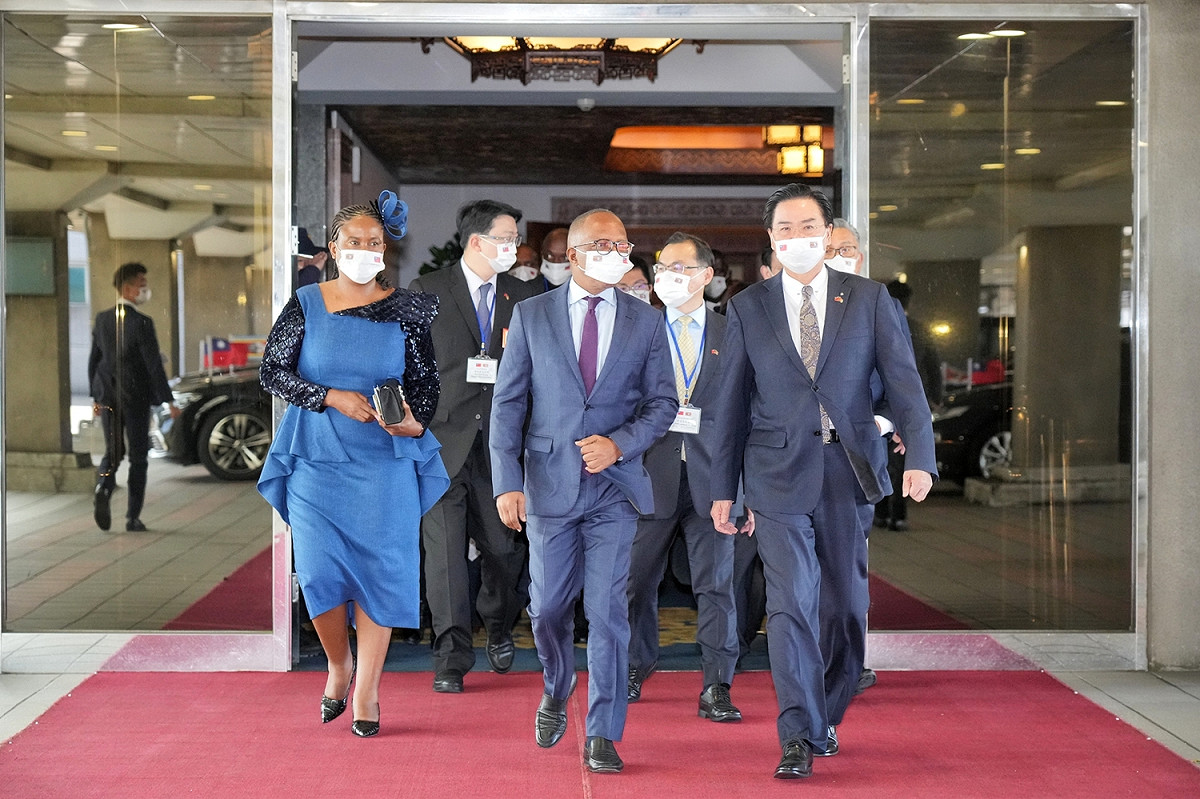 非洲友邦史瓦帝尼王國總理戴克禮（H. E. Cleopas Sipho Dlamini）伉儷應邀政府邀請，今天率團抵台訪問，外交部長吳釗燮親自在機門迎接。 圖：外交部提供