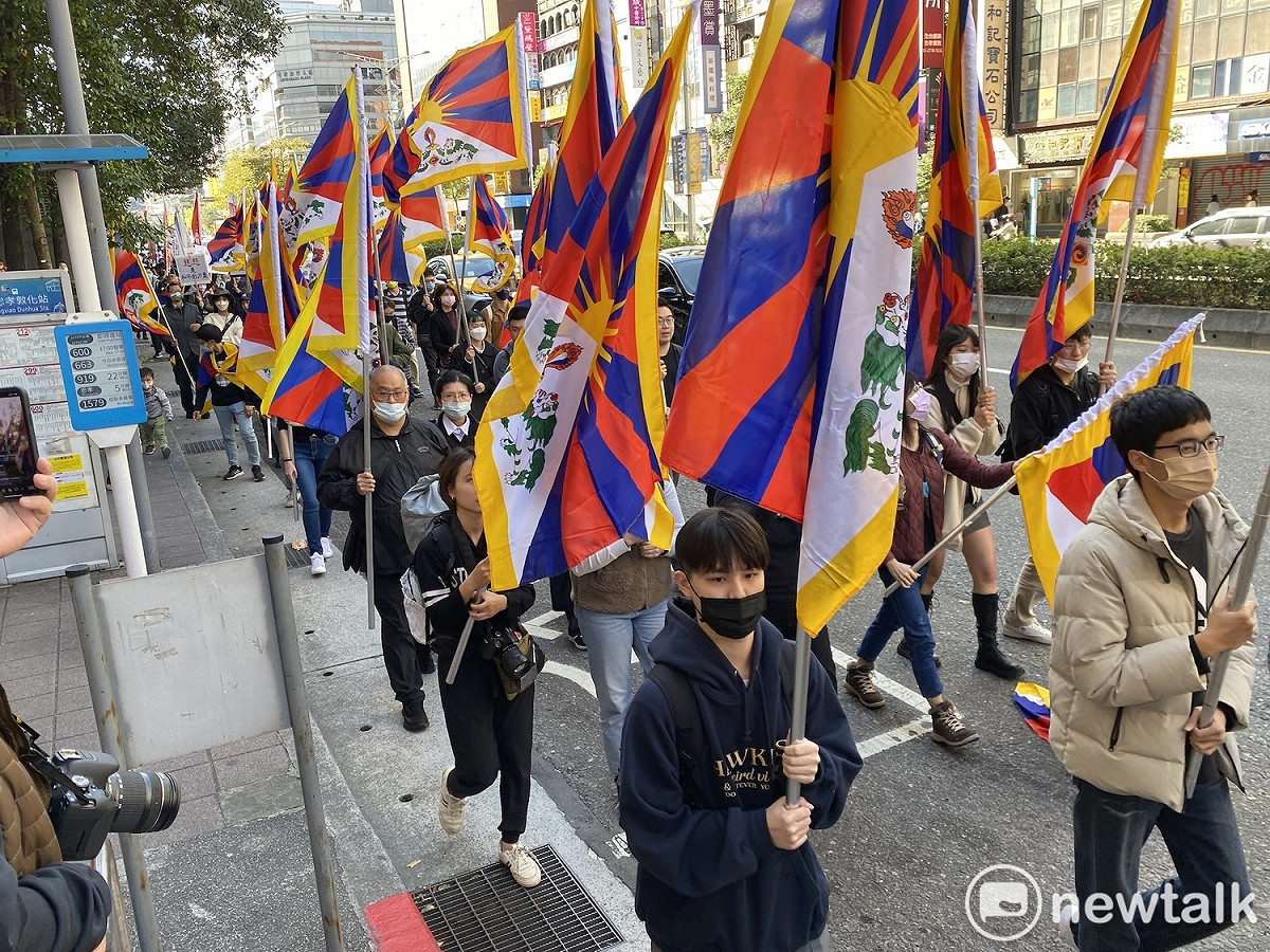 310西藏抗暴日64週年大遊行今天登場，遭中共不人道迫害關押5年的NGO工作者李明哲帶著妻子李凈瑜拿著雪山獅子旗現身力挺。 圖：周煊惠 / 攝