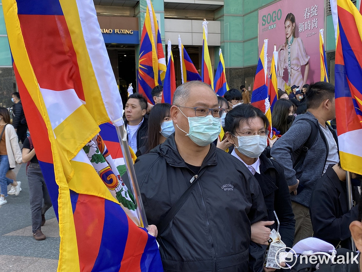遭中共不人道迫害關押5年的NGO工作者李明哲帶著妻子李凈瑜拿著雪山獅子旗現身310西藏抗暴日64週年大遊行。 圖：周煊惠 / 攝