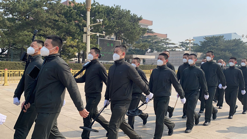 北京進入兩會時間，圖為4日在人民大會堂外結群的工作人員 圖：中央社