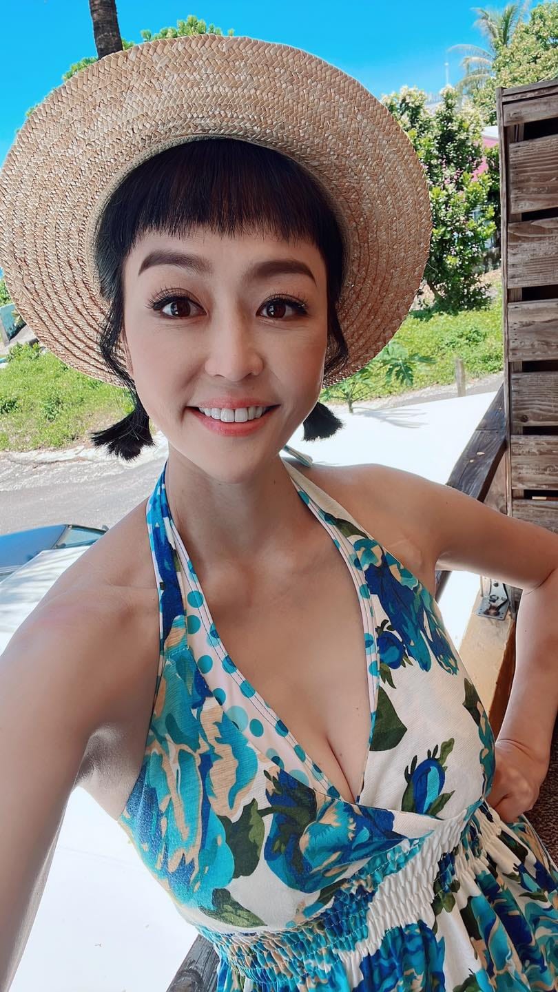 今(5)日唐玲在臉書上曬出一張笑得燦爛的泳衣照片，透露今天是她的生日，並感謝老天爺讓她平安健康又長大1歲！ 圖：翻攝自唐玲Linh Linh 臉書專頁
