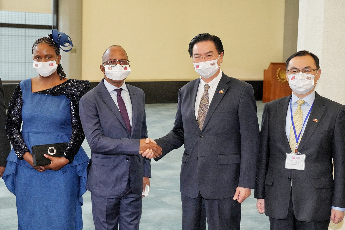非洲友邦史瓦帝尼王國總理戴克禮（H. E. Cleopas Sipho Dlamini）伉儷應邀政府邀請，今天率團抵台訪問，外交部長吳釗燮親自在機門迎接。 圖：外交部提供