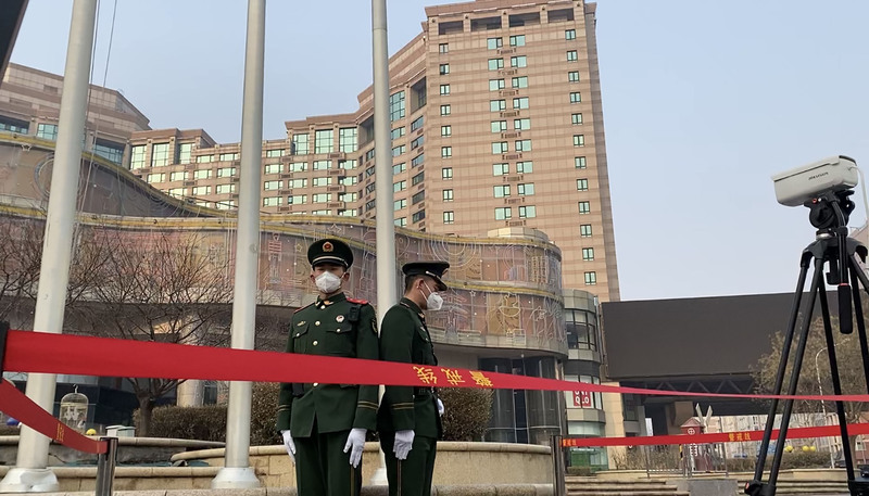 北京進入兩會時間，路上戒備森嚴。圖為5日，北京二環內的崇文門外大街上佇立的武警。 圖：中央社