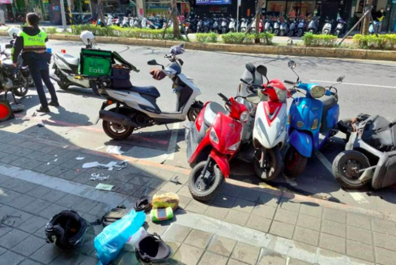 ▲新北市三重區5日上午發生一起離奇車禍，外送員連撞路邊4機車後倒地，送醫不治。 （圖／翻攝自記者爆料網）
