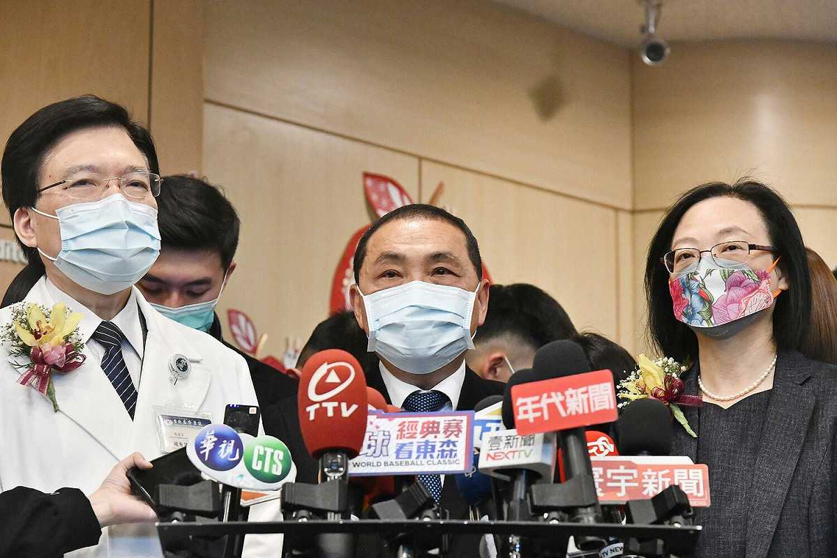 新北市長侯友宜昨(4)日出席護理師護士公會第18屆第1次會員代表大會，感謝護理人員堅守防疫第一線。 圖：新北市新聞局提供