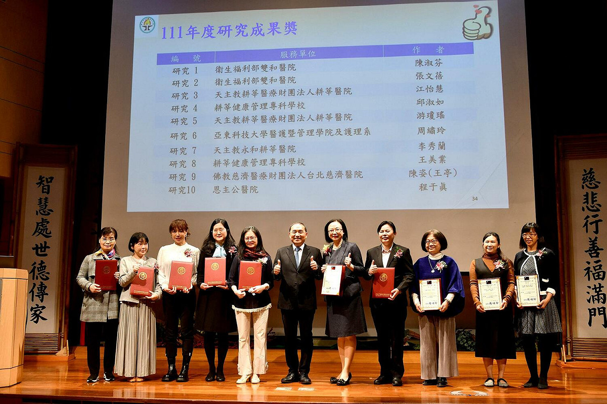 新北市長侯友宜昨(4)日出席護理師護士公會第18屆第1次會員代表大會，頒發111年護理研究成果獎。 圖：新北市新聞局提供