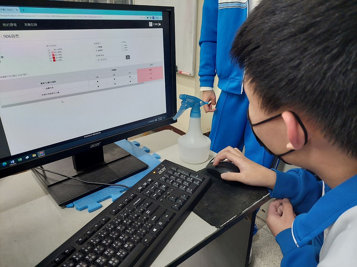 學生使用翰林雲端學院評測分析學習成效。 圖：新北市教育局提供