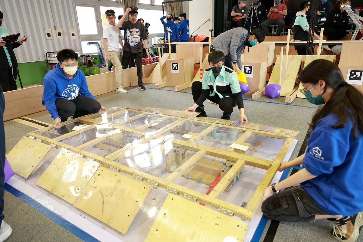 安康高中FRC隊伍進行FRC競賽道具檢修確認作業。 圖：新北市教育局提供