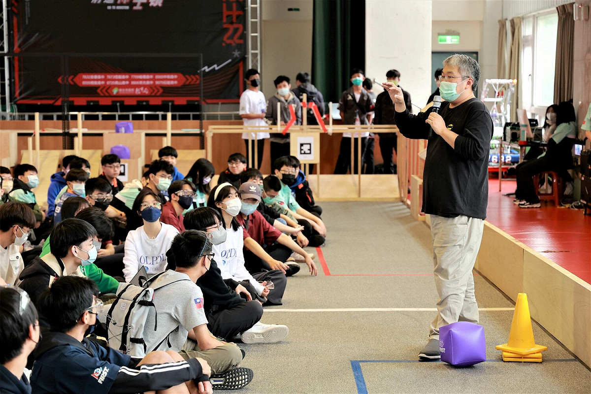 新北號召全國FRC熱血高中生組隊打模擬賽，操作手賽前規則說明。 圖：新北市教育局提供