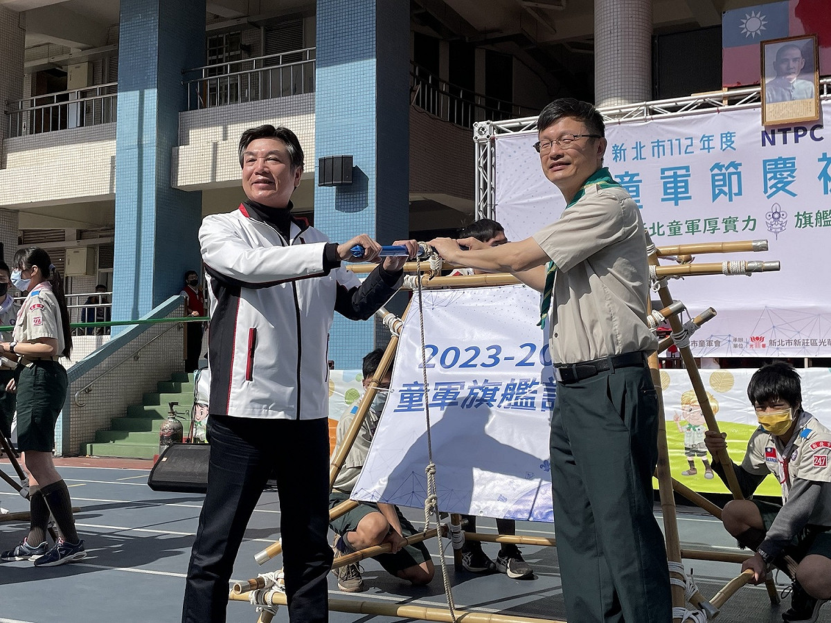新北市副市長劉和然（左）、教育局長張明文（右）共同啟動童軍旗艦計畫。 圖：新北市教育局提供