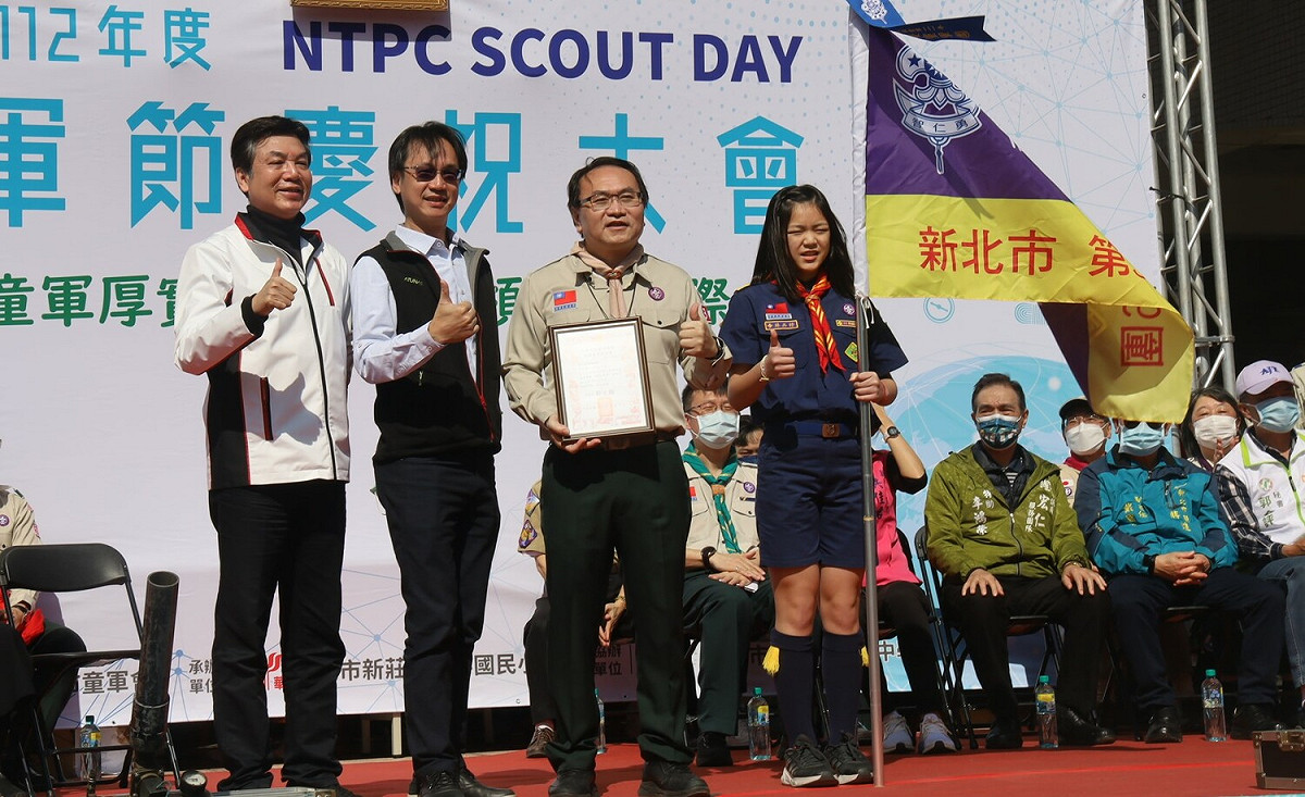 新北市有19個童軍團獲全國績優，數量居全國之冠，光華國小童軍團與新北市副市長劉和然合照。 圖：新北市教育局提供