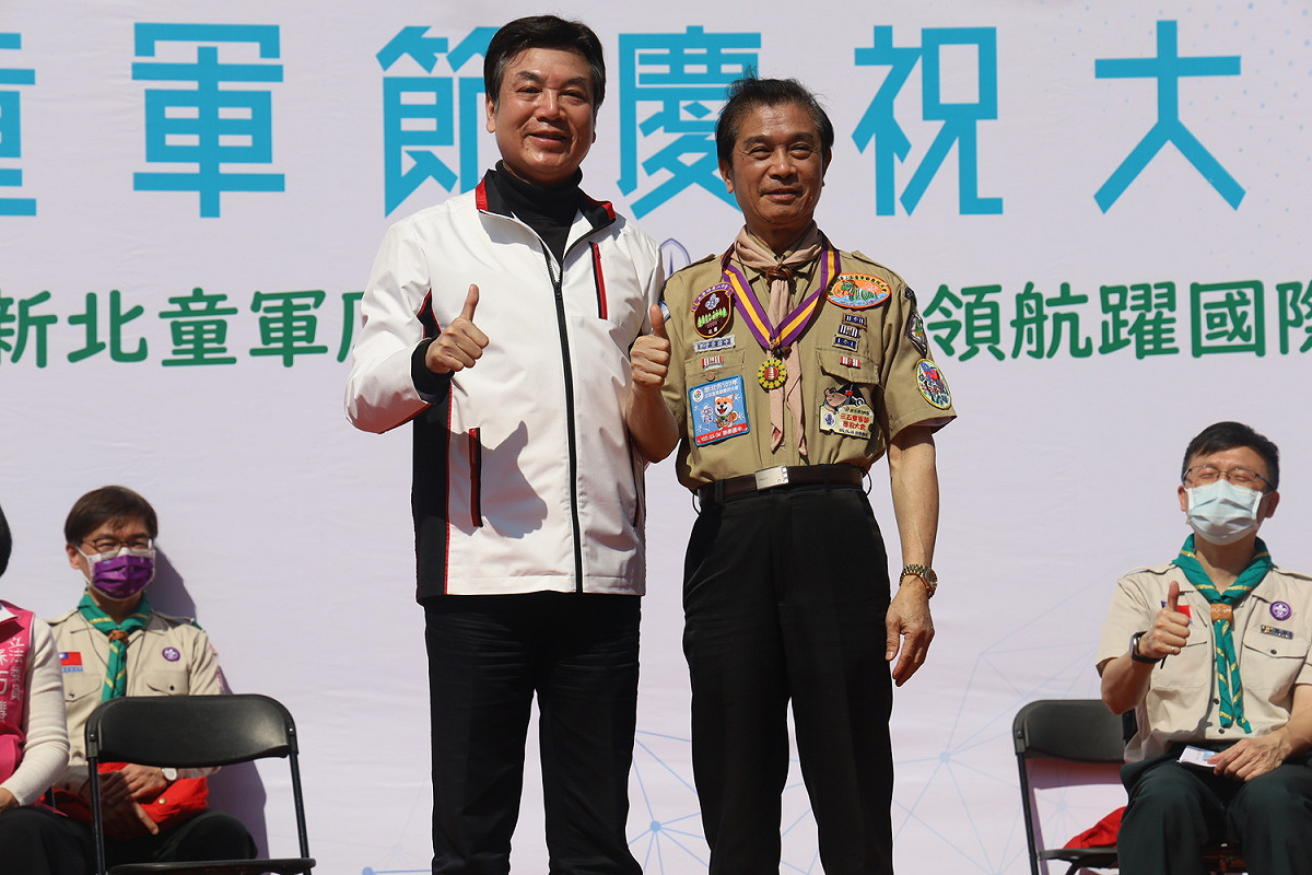 退休校長池勝和獲頒40年服務獎章，與新北市副市長劉和然合照。 圖：新北市教育局提供