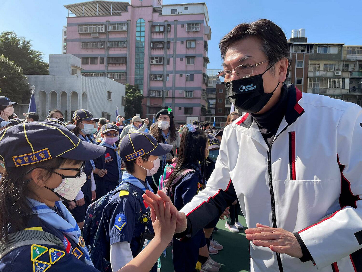 新北市副市長劉和然蒞臨光華國小，參加慶祝童軍節活動，並檢閱童軍隊伍。 圖：新北市教育局提供