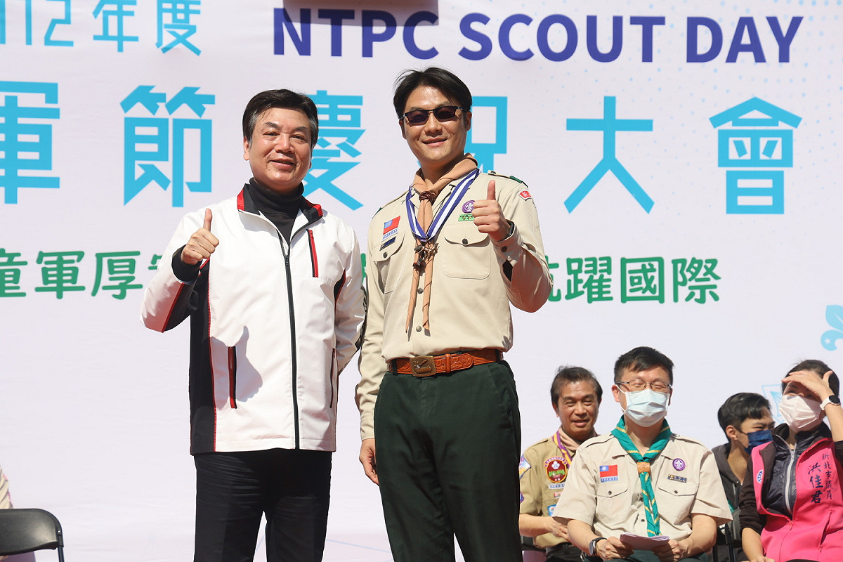 淡水國小主任胡德和獲頒服務員銅鹿工作獎章，與新北市副市長劉和然合照。 圖：新北市教育局提供