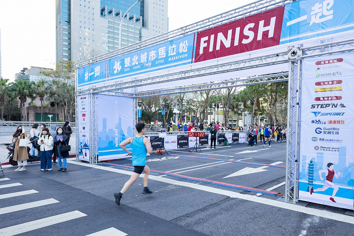 2023雙北城市馬拉松終點在新北市市民廣場。 圖：新北市體育處提供