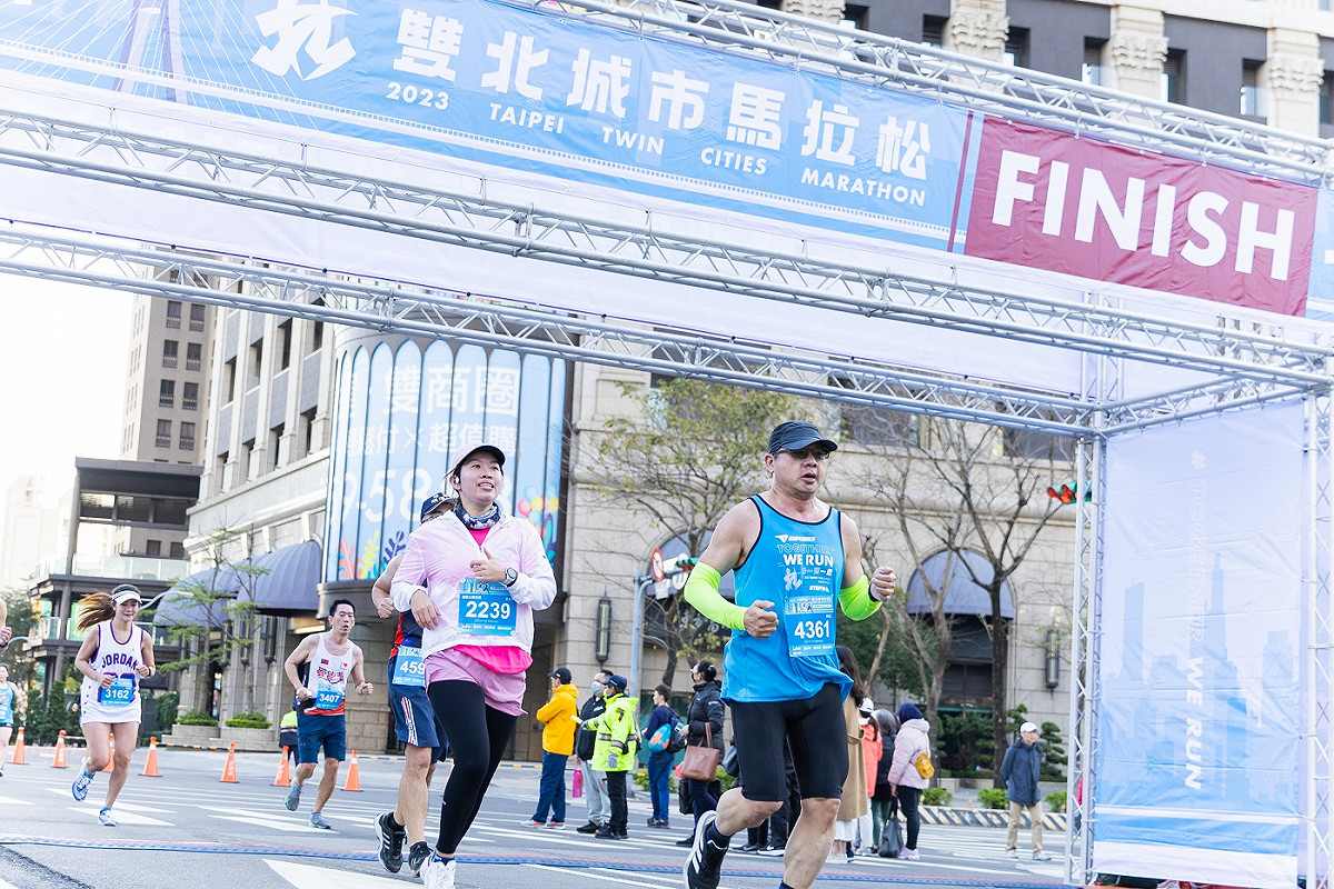 5000名跑友邁力跑向終點。 圖：新北市體育處提供