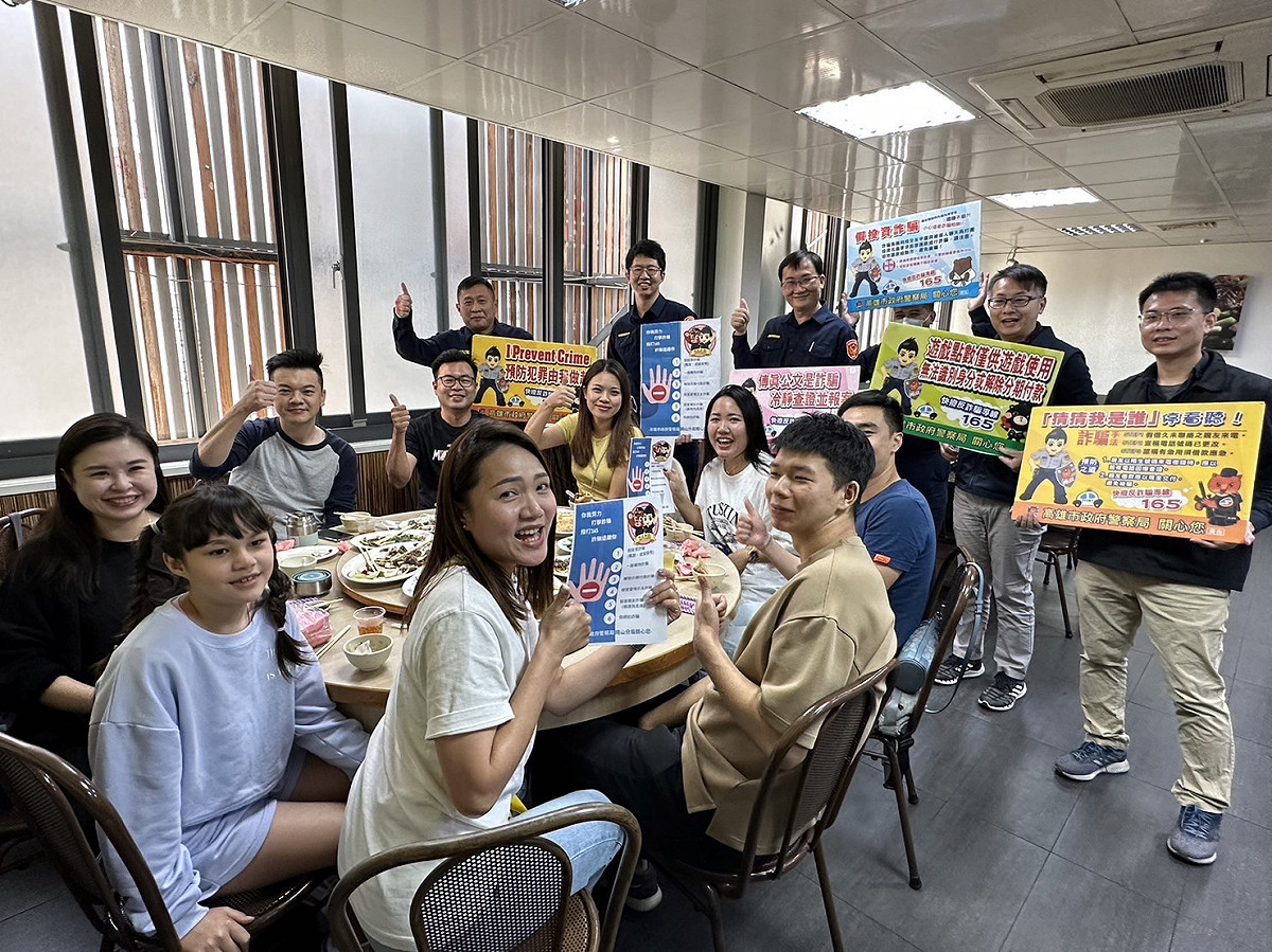 陳柏彰(後排左一)率團至羊肉爐名店宣導反詐騙。 圖：高市警岡山分局/提供