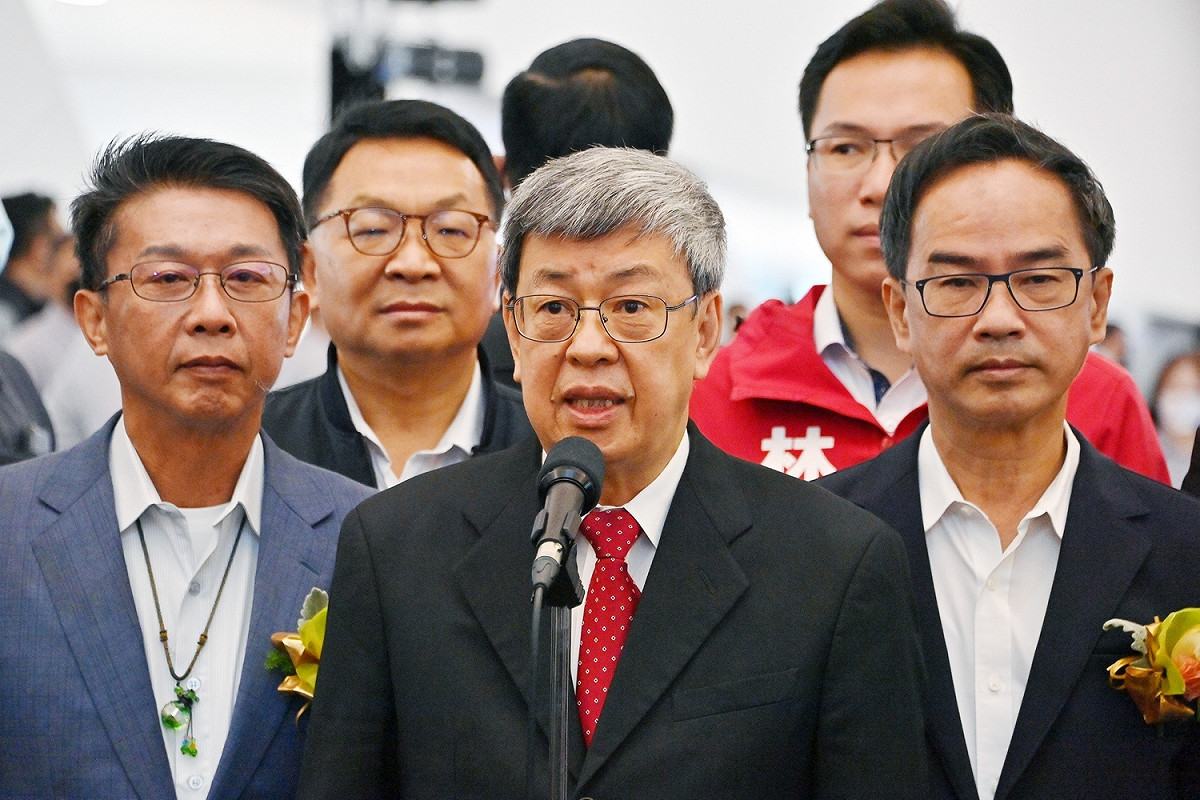 行政院長陳建仁今（6）天上午赴高雄出席「高雄港旅運中心郵輪首航暨旅運設施啟用典禮」前受訪。 圖：行政院提供