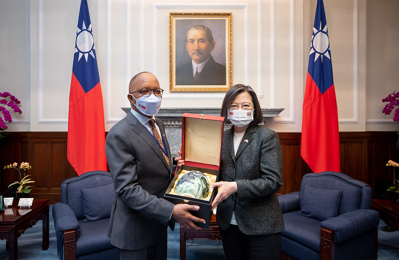 蔡英文總統今（6）天上午接見非洲友邦史瓦帝尼王國總理戴克禮（H. E. Cleopas Sipho Dlamini）訪團。 圖：總統府提供