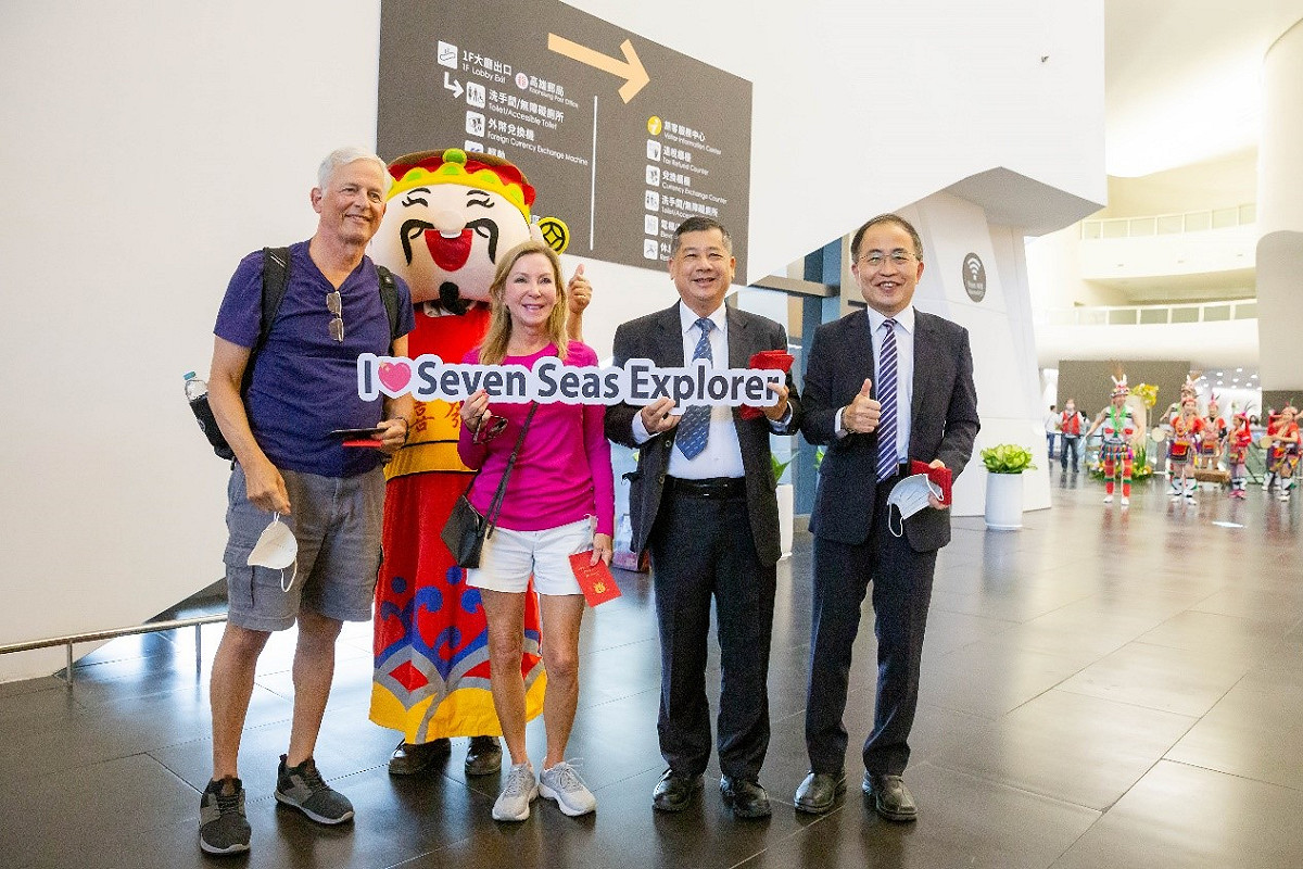 王錦榮(右二)贈送旅客迎賓小禮。 圖：高雄港務分公司棧埠事業處/提供