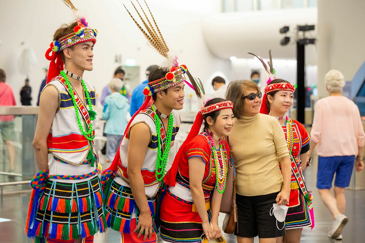 七海探索者旅客與原住民表演者合影。 圖：高雄港務分公司棧埠事業處/提供